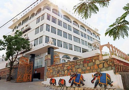 Mewargarh Udaipur By Red Lion S Hotell Exteriör bild