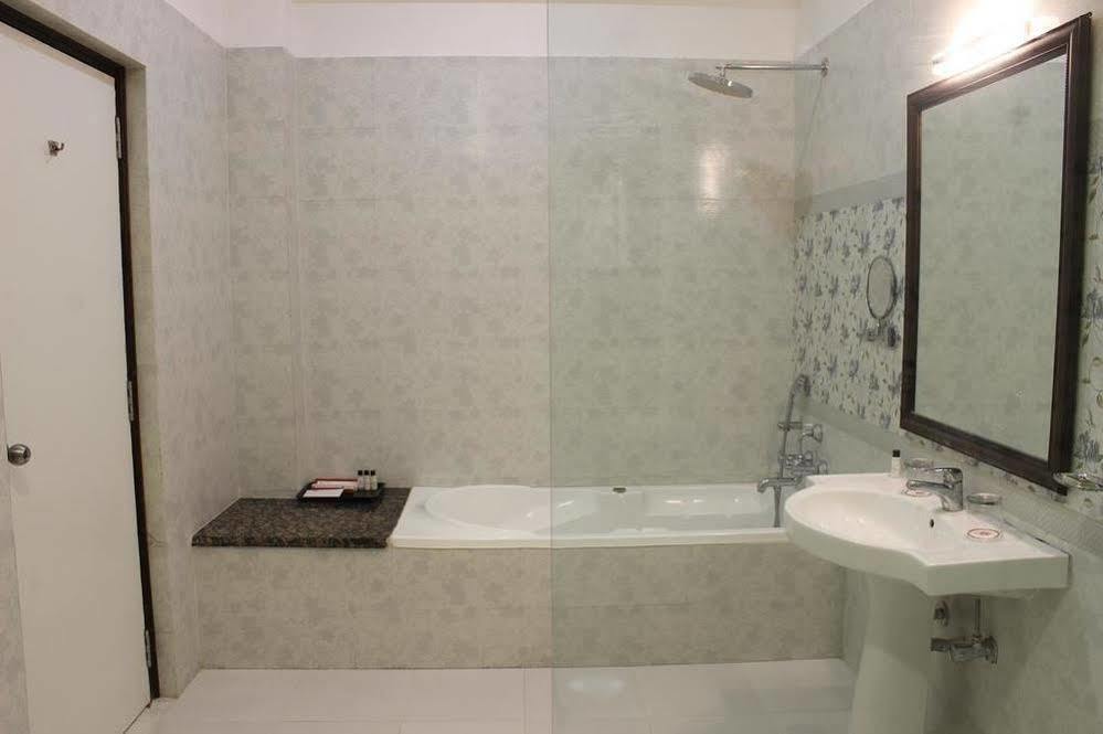 Mewargarh Udaipur By Red Lion S Hotell Exteriör bild